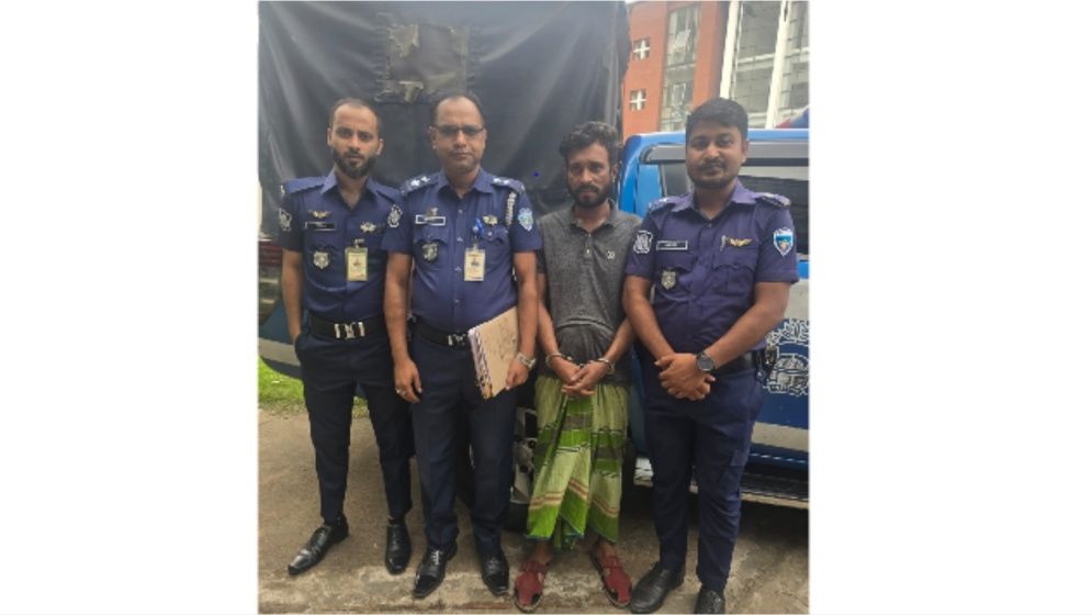 হাটহাজারীতে অস্ত্রসহ ১৮ মামলার আসামি গ্রেফতার