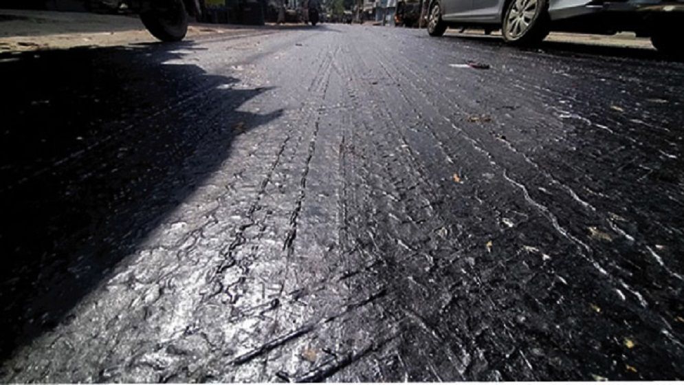 চুয়াডাঙ্গায় ৩৮.৫ ডিগ্রি তাপমাত্রায় গলে যাচ্ছে রাস্তার পিচ