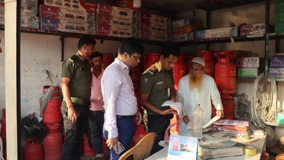 বগুড়ার শেরপুরে অতিরিক্ত দামে সিলিন্ডার গ্যাস বিক্রি: মোবাইল কোর্টের অভিযান, জরিমানা