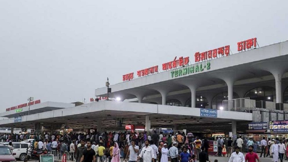 বিমানবন্দরে দুই যাত্রীর লাগেজ থেকে ৩২ লাখ টাকার সিগারেট জব্দ