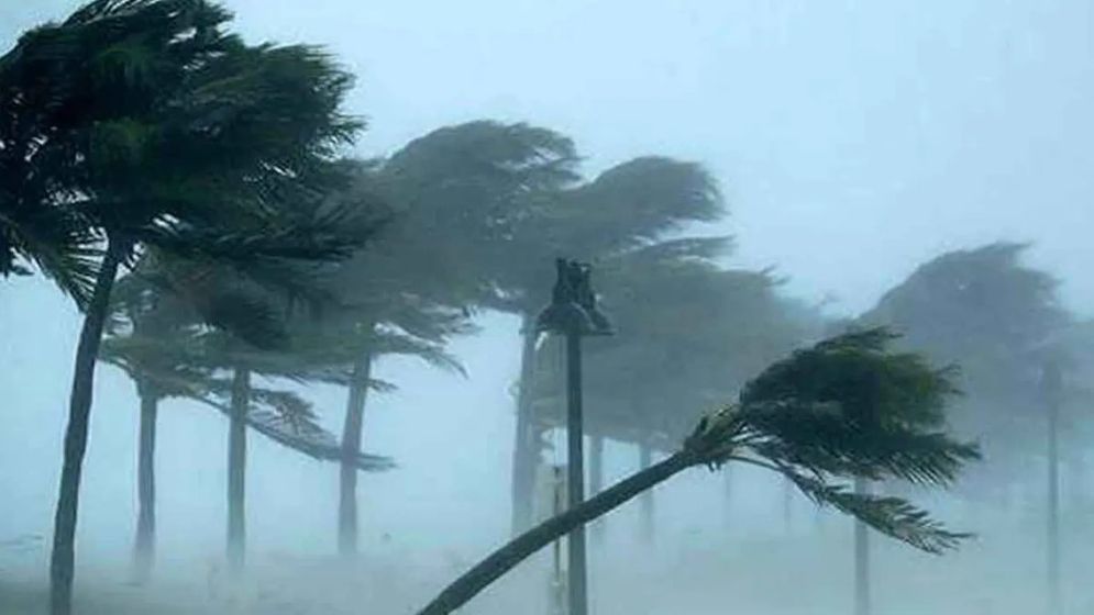 চার অঞ্চলে ঝড়-বৃষ্টি, নদীবন্দরে সতর্ক সংকেত