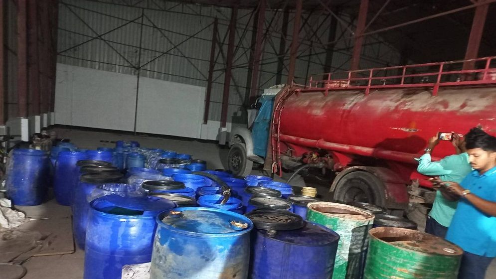 নরসিংদীতে অবৈধ জ্বালানি মজুদে অভিযান, ৯ হাজার লিটার ডিজেল উদ্ধার