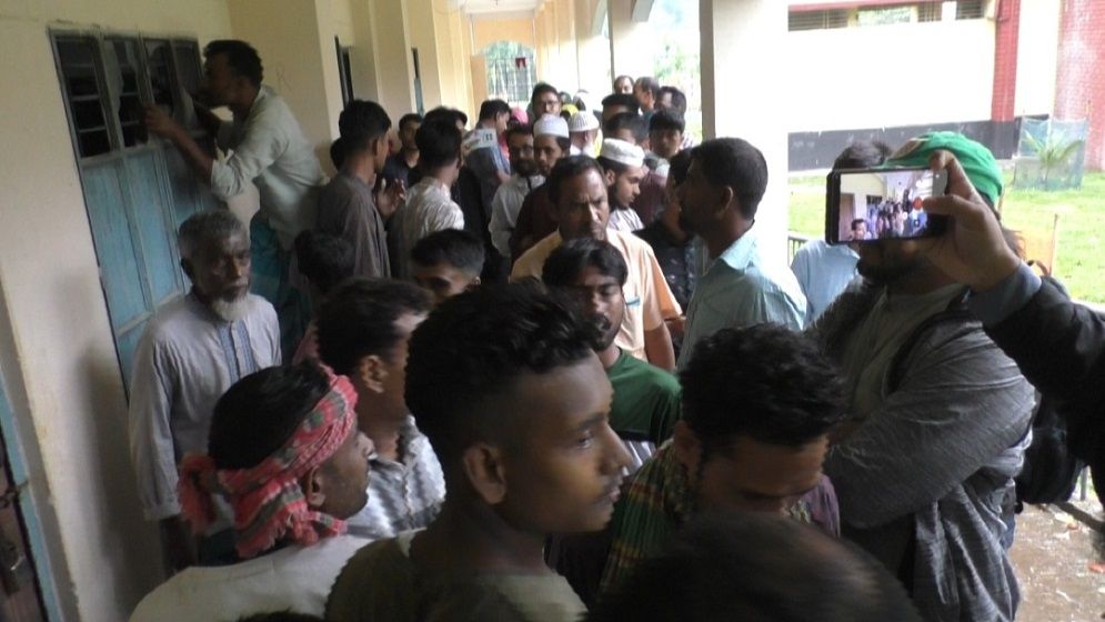 মাদ্রাসায় মব তৈরি করে সুপারকে  অবরুদ্ধ-লাঞ্ছিত