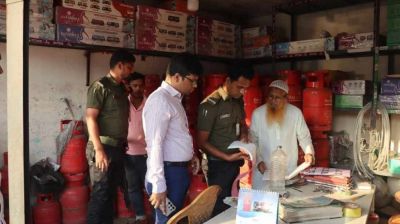 বগুড়ার শেরপুরে অতিরিক্ত দামে সিলিন্ডার গ্যাস বিক্রি: মোবাইল কোর্টের অভিযান, জরিমানা