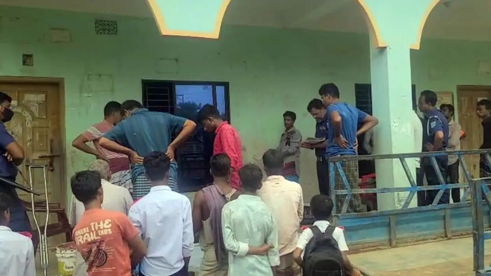 স্কুলের বারান্দায় ভিক্ষুকের মরদেহ, ব্যাগে মিলল ৭০ হাজার টাকা