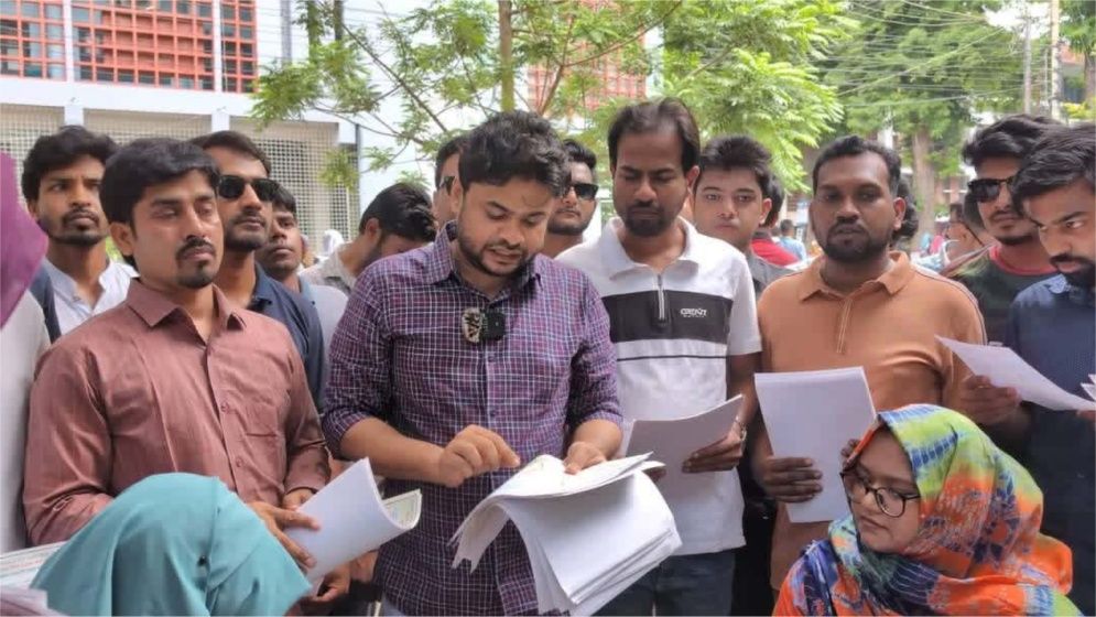 ‎জুলাই সনদ বাস্তবায়ন ও অপপ্রচার রোধে রাবি ছাত্রদলের লিফলেট বিতরণ