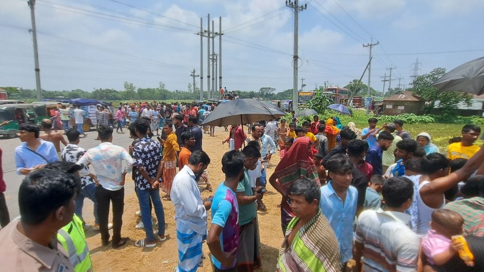 নেত্রকোনায় বাসচাপায় মা-মেয়েসহ অটোরিকশার তিন যাত্রী নিহত