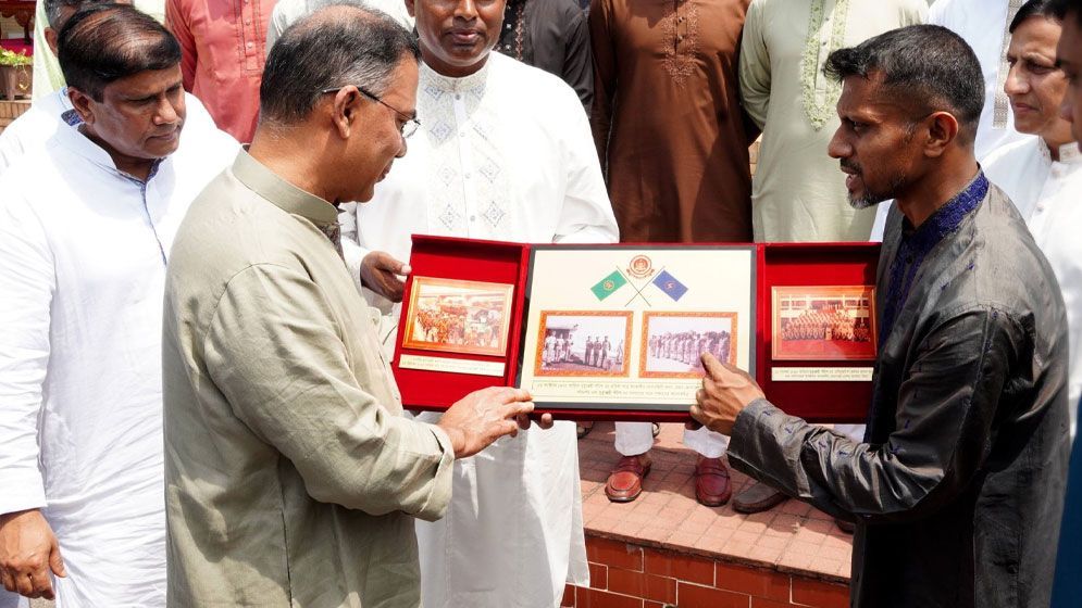 সেনানিবাস গিয়ে আবেগতাড়িত প্রধানমন্ত্রী