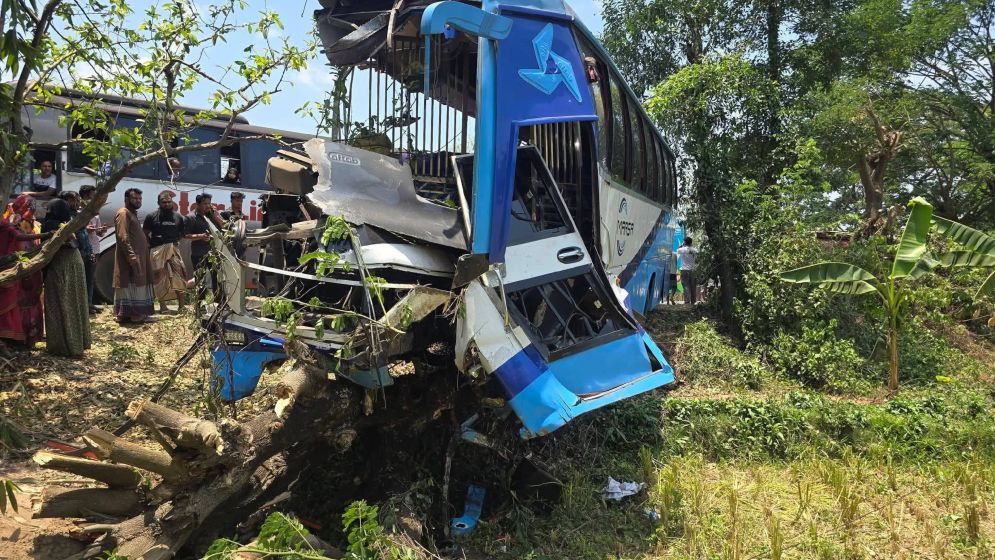 চট্টগ্রামে দুই বাসের সংঘর্ষে প্রাণ গেল চারজনের