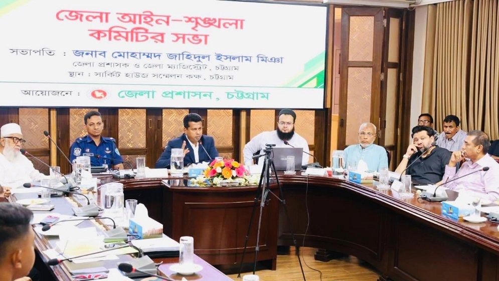 সড়ক-মহাসড়কে গরুর হাট নয়, অস্ত্র উদ্ধারে বিশেষ অভিযানের নির্দেশ চট্টগ্রাম ডিসির