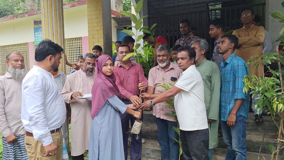 পাকুন্দিয়ায় স্কুল প্রাঙ্গণে বৃক্ষরোপণ করে পরিবেশ সচেতনতায় ছাত্রদল