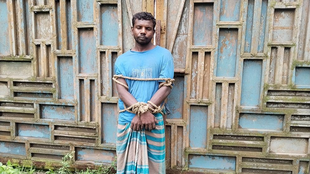 বগুড়ার শেরপুরে ফিড মিলে প্রাচীর টপকে প্রবেশ, চোর সন্দেহে যুবক আটক