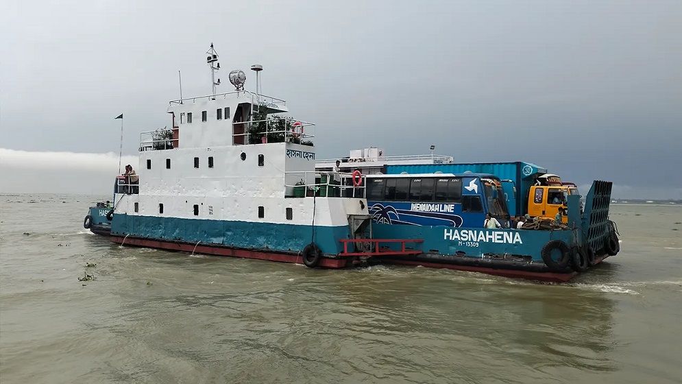 কালবৈশাখী ঝড়ে দৌলতদিয়া-পাটুরিয়া নৌরুটে ফেরি ও লঞ্চ চলাচল বন্ধ