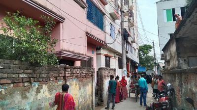 মাদারীপুরে আত্মীয়ের বাসা থেকে একই পরিবারের তিনজনের মরদেহ উদ্ধার