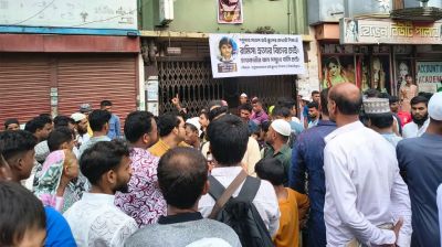 পল্লবীতে রামিসার বাসার সামনে বিক্ষোভ, কুলখানির জন্য ঢাকা ছাড়লেন বাবা-মা