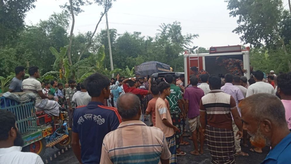 সড়কে দুর্ঘটনায় ব্যাংক কর্মকর্তাসহ নিহত ২
