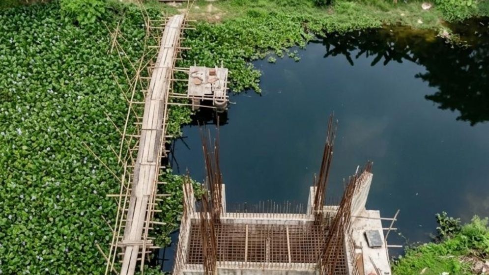 মনোহরগঞ্জে অসমাপ্ত সেতুর কাজ, ৯ বারের দরপত্রে মেলেনি ঠিকাদার
