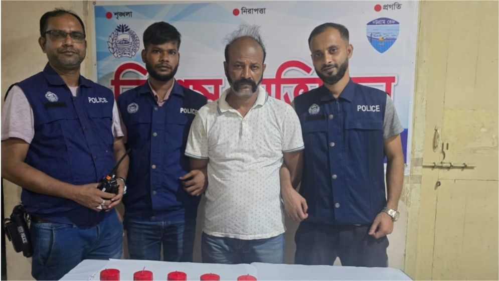 হাটহাজারীতে যুবলীগ নেতা আটক, ককটেল উদ্ধার