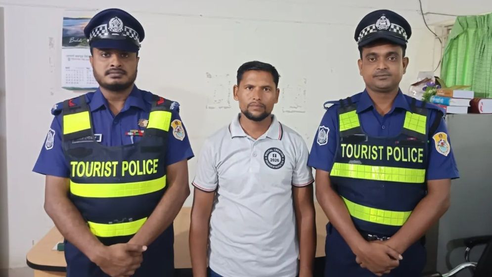 বিদেশি পর্যটককে হয়রানি করার অভিযোগে কনটেন্ট ক্রিয়েটর আটক