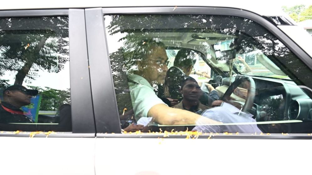 স্বরাষ্ট্রমন্ত্রীকে পাশে বসিয়ে গাড়ি চালালেন প্রধানমন্ত্রী