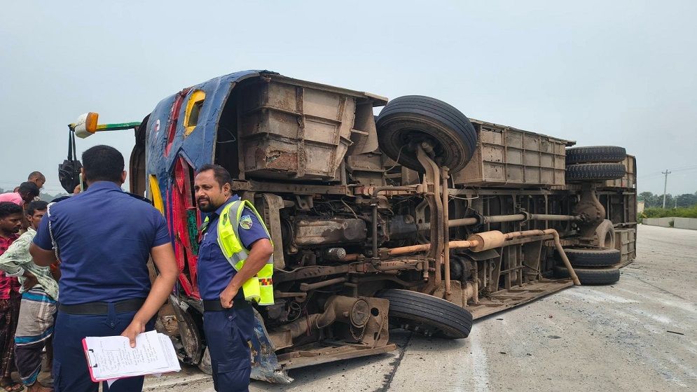 বগুড়ার শেরপুরে নিয়ন্ত্রণ হারিয়ে যাত্রীবাহী বাস উল্টে আহত ১০