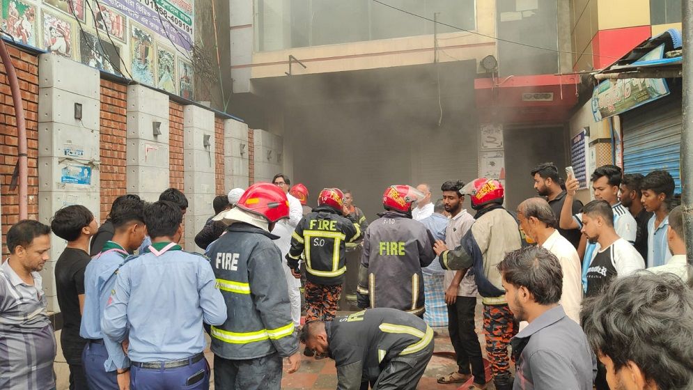 সোনারগাঁওয়ে আল মদিনা শপিংমলে আগুন, ক্ষতি প্রায় ২০ লাখ টাকা