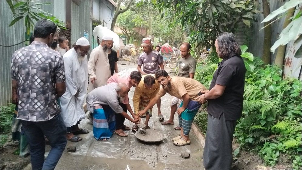 রূপগঞ্জে স্বেচ্ছাসেবক দল নেতার অর্থায়নে আধা কিমি ভাঙ্গা সড়ক মেরামত