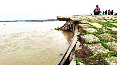 সেতু রক্ষা বাঁধে ধস, ভয়াবহ বন্যার শঙ্কা