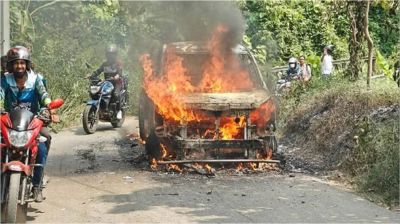 পর্যটকবাহী গাড়িতে আগুন, প্রাণে রক্ষা পেলেন ১১ যাত্রী
