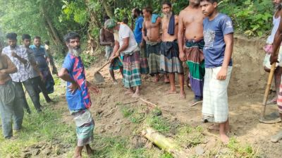 শেরপুরে গ্রামবাসীর উদ্যোগে নতুন রাস্তা নির্মাণ, দুর্ভোগ কমল স্কুলশিক্ষার্থী ও স্থানীয়দের