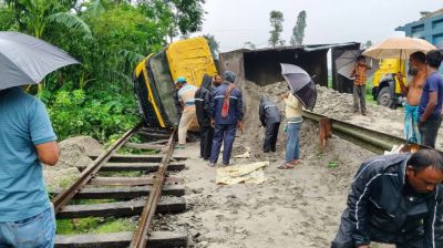 রেললাইনে উল্টে গেল ট্রাক, কুড়িগ্রামের সঙ্গে ট্রেন যোগাযোগ বন্ধ