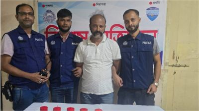 হাটহাজারীতে যুবলীগ নেতা আটক, ককটেল উদ্ধার