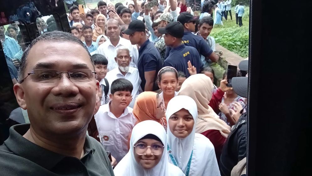 বাবুগঞ্জে শিক্ষার্থীদের সঙ্গে প্রধানমন্ত্রীর কুশল বিনিময়