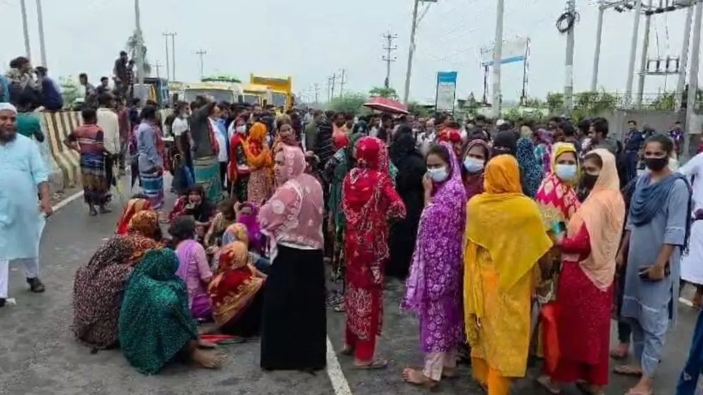 ঢাকা-আরিচা মহাসড়কে শ্রমিকদের অবরোধ