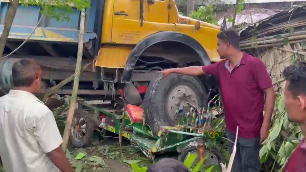 ট্রাকচাপায় মা ও দুই সন্তানসহ ৪ জন নিহত