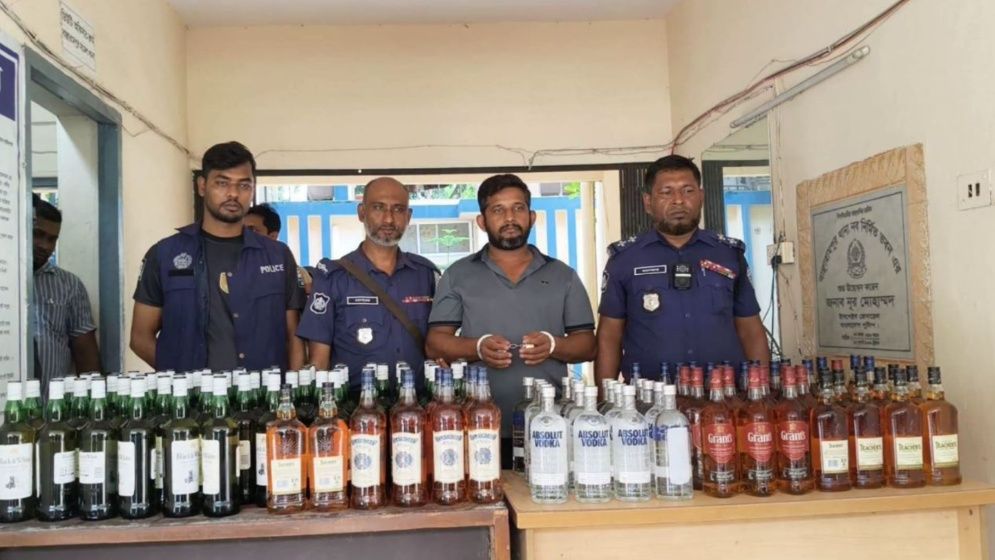 বিলাসবহুল পাজেরোতে বিদেশি মদ পাচার, বাঞ্ছারামপুরে পুলিশের জালে কারবারি