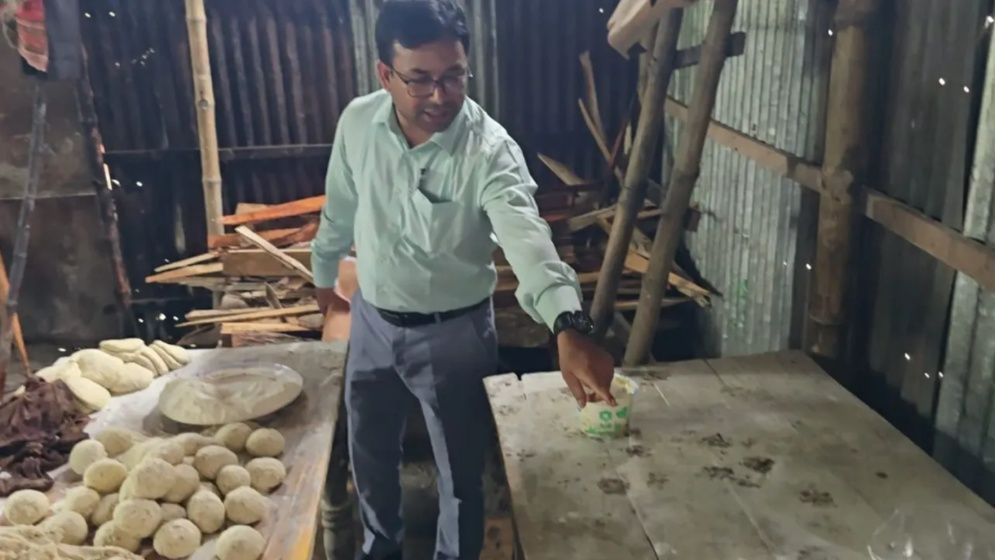 বগুড়ায় নিষিদ্ধ রাসায়নিক দিয়ে ফুচকা তৈরি, মালিকের ১ বছরের কারাদণ্ড