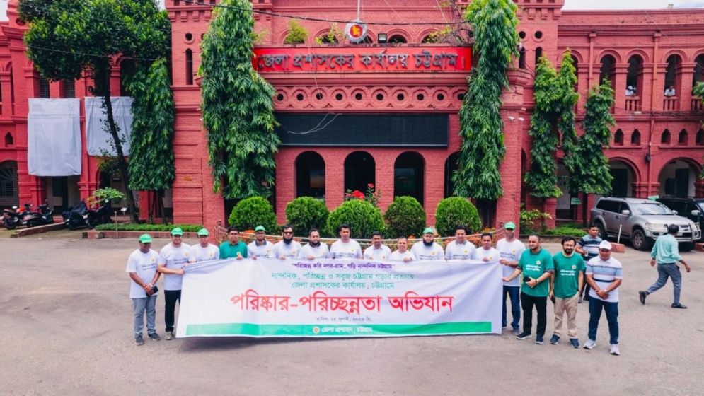 একদিনে ১৩৫ টন বর্জ্য সরিয়ে রেকর্ড গড়লেন ডিসি জাহিদ