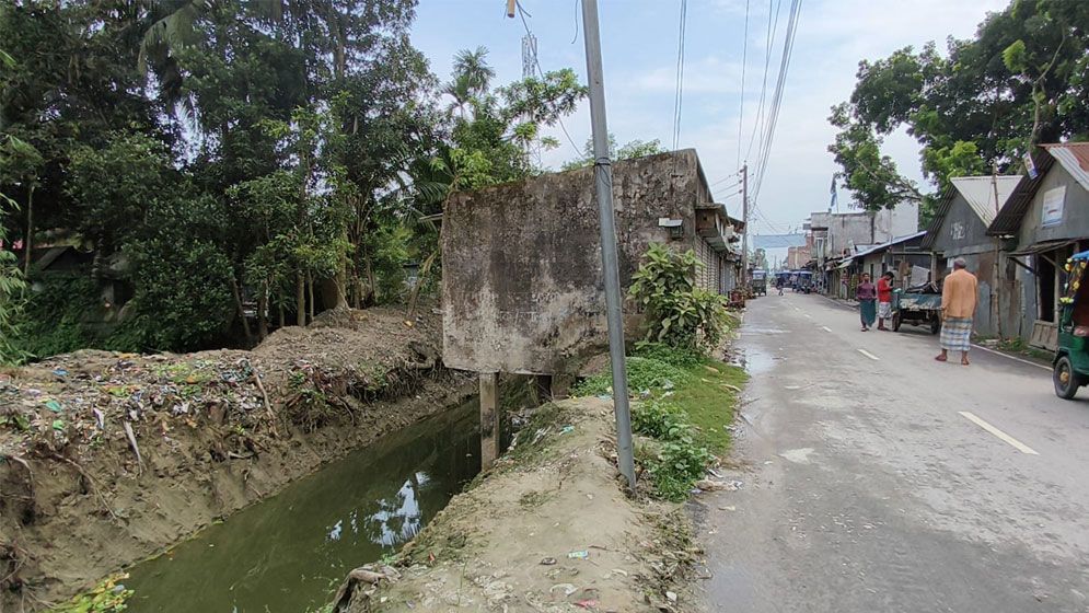 অবৈধ স্থাপনা উচ্ছেদ না করেই খাল খনন, স্থানীয়দের ক্ষোভ
