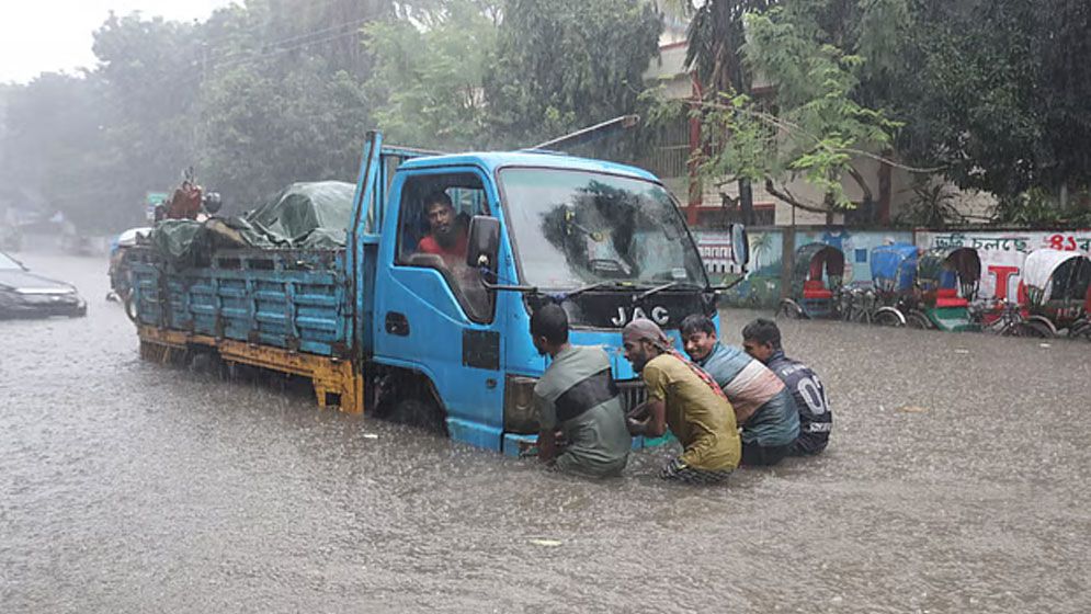 বৃষ্টিতে ডুবল রাজধানী