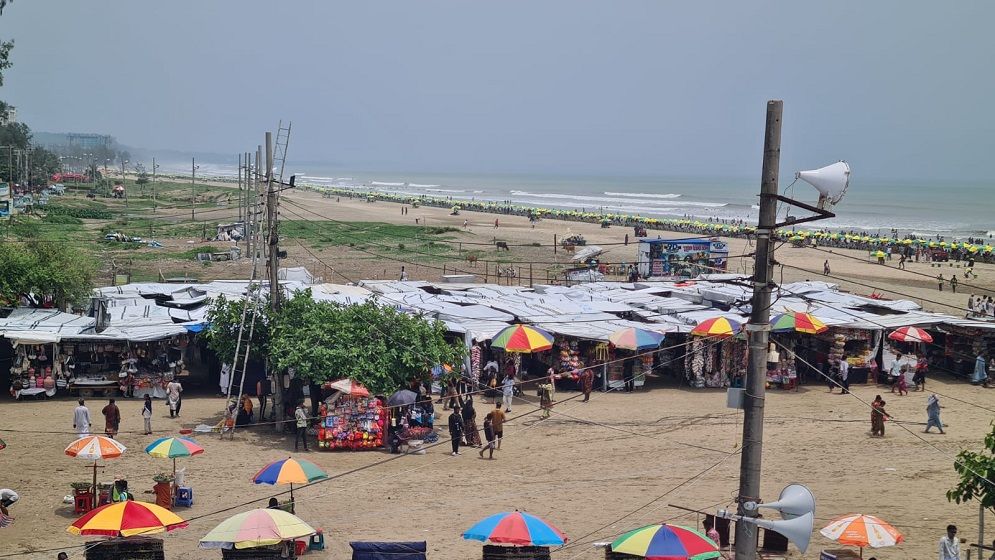 অবশেষে সৈকতের বালিয়াড়ির ঝুঁপড়ি সরিয়ে নিতে চূড়ান্ত নিদের্শনা