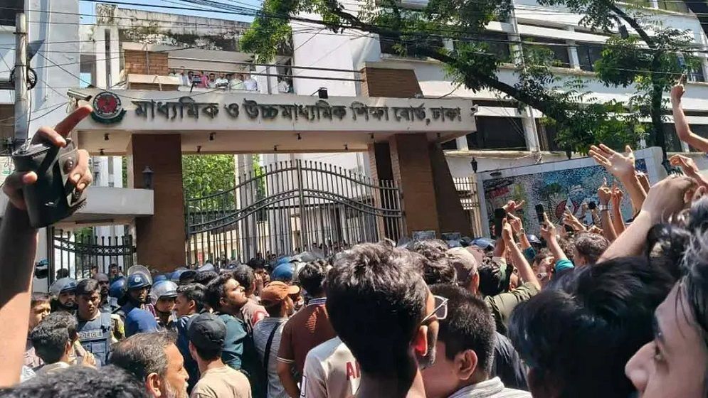 শিক্ষা বোর্ড ঘেরাও শিক্ষার্থীদের