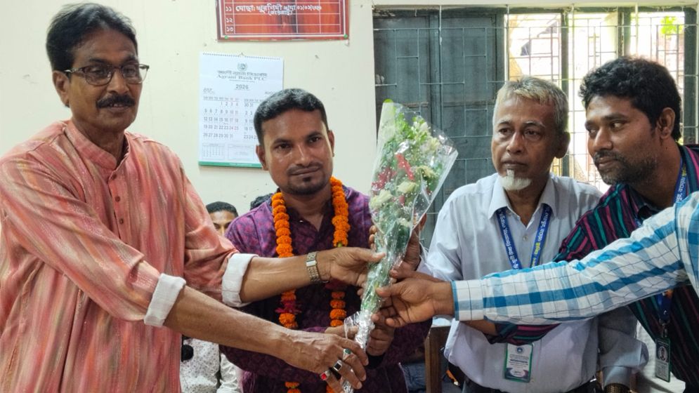 ছোনকা দ্বি-মুখী উচ্চ বিদ্যালয়ের নবাগত সভাপতিকে ফুলেল সংবর্ধনা