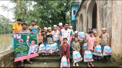 পানিবন্দী শিক্ষার্থীদের মুখে হাসি ফোটালেন ছাত্রদল নেতা আদিত্য
