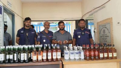 বিলাসবহুল পাজেরোতে বিদেশি মদ পাচার, বাঞ্ছারামপুরে পুলিশের জালে কারবারি