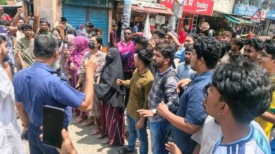 শিক্ষামন্ত্রীর পদত্যাগের দাবিতে দিনাজপুরে এইচএসসি পরীক্ষার্থীদের বিক্ষোভ