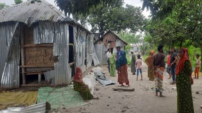 রাজারহাটে পুলিশের সামনেই ইউপি সদস্যের নেতৃত্বে হামলা-লুটপাট