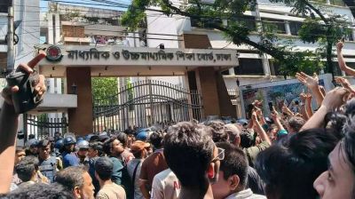 শিক্ষা বোর্ড ঘেরাও শিক্ষার্থীদের