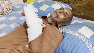 পৌরসভায় বয়স্ক ভাতা নিতে গিয়ে দুই আঙুল বৃদ্ধ হারালেন