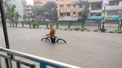 টানা বৃষ্টিতে ঢাকার পথে পথে ভোগান্তি